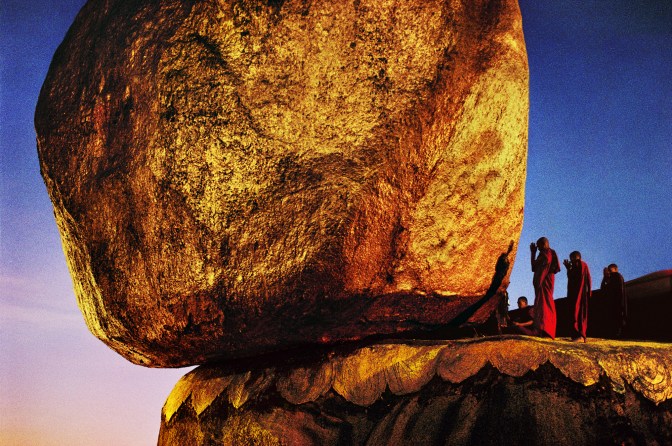 steve mccurry Monks Praying at Golden Rock