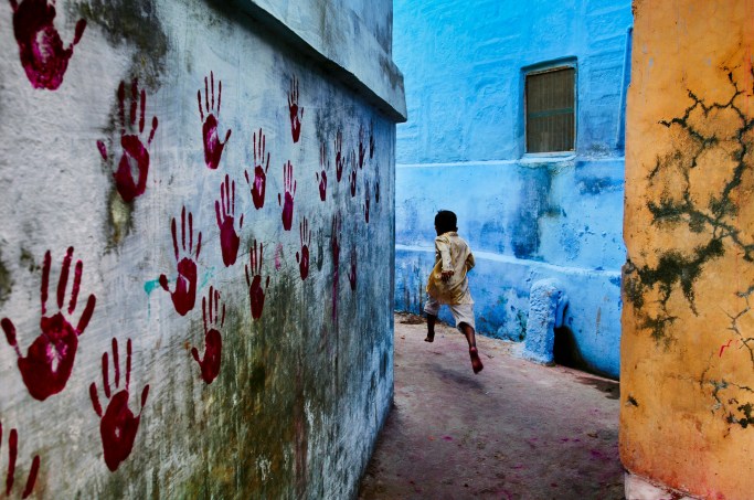 steve mccurry boy in mid flight
